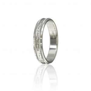 Aliança esculpida lapidada