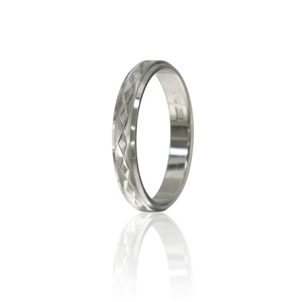 Aliança esculpida lapidada