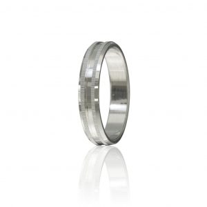 Aliança esculpida lapidada