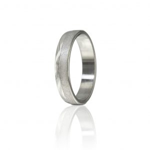 Aliança acetinada e polida